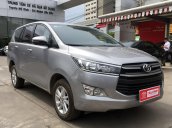 Cần bán Toyota Innova E đời 2017, màu bạc