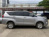 Cần bán Toyota Innova E đời 2017, màu bạc