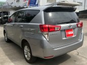 Cần bán Toyota Innova E đời 2017, màu bạc