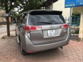 Gia đình bán xe Toyota Innova MT năm 2017, màu xám