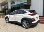 Hyundai Kona tiêu chuẩn màu trắng, xe giao ngay, giá Km kèm quà tặng hấp dẫn, hỗ trợ vay LS tốt. LH: 0903175312