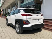 Hyundai Kona tiêu chuẩn màu trắng, xe giao ngay, giá Km kèm quà tặng hấp dẫn, hỗ trợ vay LS tốt. LH: 0903175312