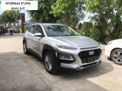 Hyundai Kona tiêu chuẩn màu bạc, xe giao ngay, giá km kèm quà tặng có giá trị, hỗ trợ vay LS tốt. LH: 0903175312