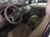 Cần bán xe Toyota Innova sản xuất 2015, màu bạc