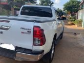 Gia đình bán xe Toyota Hilux sản xuất 2016, màu trắng, xe nhập