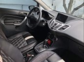 Xe Ford Fiesta đời 2011, màu trắng còn mới