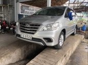 Bán ô tô Toyota Innova năm 2014, màu bạc xe gia đình