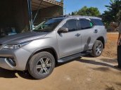 Bán Toyota Fortuner đời 2017, màu bạc xe gia đình, giá 980tr