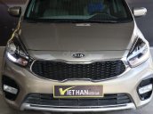 Cần bán xe Kia Rondo GAT 2.0AT 2017, màu vàng, giá 598tr