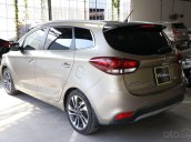 Cần bán xe Kia Rondo GAT 2.0AT 2017, màu vàng, giá 598tr