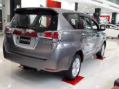 Cần bán xe Toyota Innova 2.0V đời 2019, màu ghi vàng 