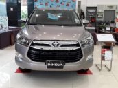 Cần bán xe Toyota Innova 2.0V đời 2019, màu ghi vàng 