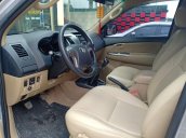 Bán Toyota Hilux 3.0 số sàn, 2 cầu, máy dầu, màu bạc, xe nhập khẩu