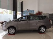 Cần bán Toyota Innova 2.0V đời 2019, màu xám, giá 946tr