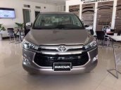 Cần bán Toyota Innova 2.0V đời 2019, màu xám, giá 946tr