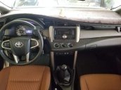 Cần bán lại xe Toyota Innova E sản xuất 2016, màu trắng xe gia đình