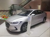 Cần bán Hyundai Elantra năm 2019, màu bạc