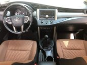 Cần bán gấp Toyota Innova E sản xuất 2017, màu bạc số sàn