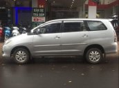 Cần bán lại xe Toyota Innova năm sản xuất 2011, màu bạc xe gia đình