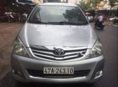 Cần bán lại xe Toyota Innova năm sản xuất 2011, màu bạc xe gia đình