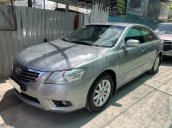 Cần bán gấp Toyota Camry 2.4G 2010, màu bạc 