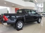 Bán xe Toyota Hilux 4x2 AT 2018, màu đen, xe nhập