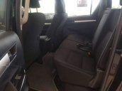 Bán xe Toyota Hilux 4x2 AT 2018, màu đen, xe nhập