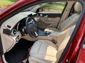 Bán xe Mercedes GLC300 đỏ 2017 cũ chính hãng, trả trước 800 triệu nhận xe ngay