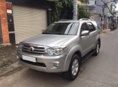 Cần bán xe Toyota Fortuner 2011 số tự động màu bạc 2 cầu