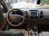 Cần bán xe Toyota Fortuner 2011 số tự động màu bạc 2 cầu