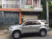 Cần bán xe Toyota Fortuner 2011 số tự động màu bạc 2 cầu