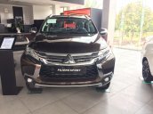 Mitsubishi Pajero Sport máy dầu số sàn, xe 7 chỗ  