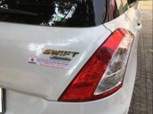 Cần bán gấp Suzuki Swift AT sản xuất năm 2015, màu trắng số tự động