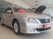 Cần bán lại xe Toyota Camry 2.0E 2014, màu bạc số tự động