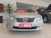 Cần bán lại xe Toyota Camry 2.0E 2014, màu bạc số tự động