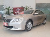 Cần bán lại xe Toyota Camry 2.0E 2014, màu bạc số tự động