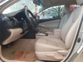 Cần bán lại xe Toyota Camry 2.0E 2014, màu bạc số tự động