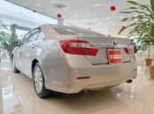 Cần bán lại xe Toyota Camry 2.0E 2014, màu bạc số tự động