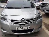 Cần bán gấp Toyota Vios E 2013, màu bạc