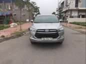 Cần bán gấp Toyota Innova 2017, màu bạc số sàn, 699tr