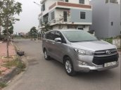 Cần bán gấp Toyota Innova 2017, màu bạc số sàn, 699tr