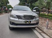 Cần bán Fortuner V, số tự động, 1 cầu, màu bạc, sản xuất T10/2013, 1 chủ từ đầu, biển Hà Nội