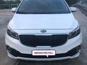 Cần bán gấp Kia Sedona sản xuất 2016, màu trắng xe gia đình