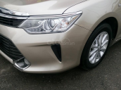 Bán xe Toyota Camry 2.0E năm sản xuất 2015, màu vàng