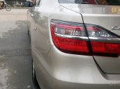 Bán xe Toyota Camry 2.0E năm sản xuất 2015, màu vàng