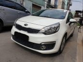 Gia đình bán Kia Rio sản xuất 2015 và đăng ký mua lăn bánh đầu 2016, số tự động, màu trắng