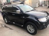 Cần bán gấp Mitsubishi Pajero năm 2017, màu đen xe gia đình