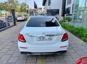 Bán xe Mercedes E300 trắng 2017 chính hãng hàng hiếm, trả trước 800 trệu nhận xe