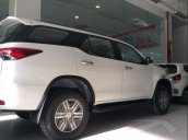 Cần bán gấp Toyota Fortuner đời 2018, màu trắng   