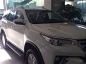 Cần bán gấp Toyota Fortuner đời 2018, màu trắng   